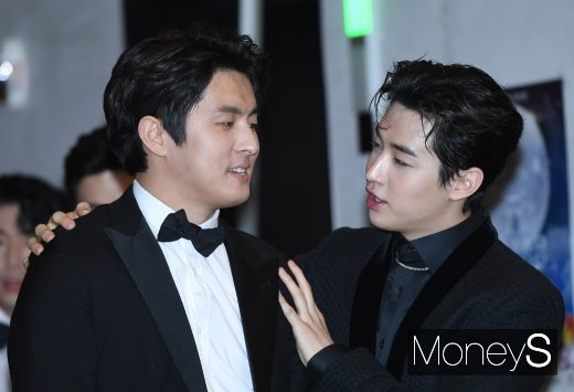 가수 헨리(오른쪽), 기안84가 29일 서울 마포구 상암동 MBC 미디어센터에서 열린 '2019 MBC 연예대상' 포토월 행사에 참석하고 있다. /사진=장동규 기자    