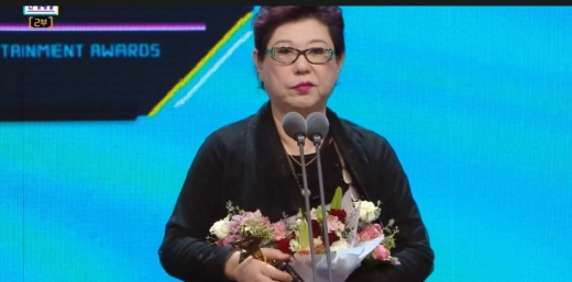 방송인 양희은이 '2019 MBC 연예대상'에서 라디오 부문 최우수상을 수상했다. /사진=MBC 연예대상 방송 캡처   