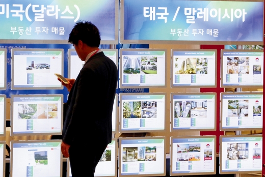 지난해 9월5일 서울 삼성동 코엑스에서 열린 '리얼티 엑스포 코리아 2019'에서 관람객이 부동산 투자 매물을 보고 있다. /사진=뉴시스 DB