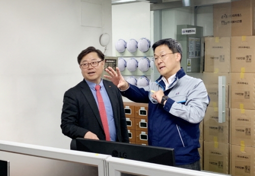 박일준 동서발전 사장(왼쪽)이 서울에 위치한 (주)이투에스 최우식 대표(오른쪽)의 설명을 듣고 있다./사진제공=동서발전