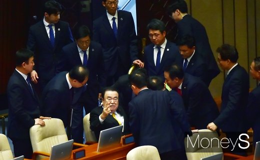 지난 27일 자유한국당 의원들이 서울 여의도 국회 본회의장에서 제373회 국회(임시회) 제1차 본회의 개의를 앞두고 발언대 앞을 가로막아 문희상 의장이 의장석에 진입을 못하고 있다. /사진=임한별 기자