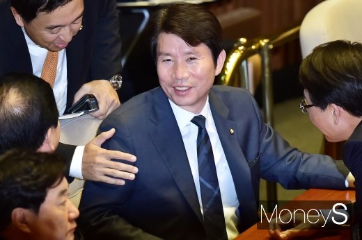 30일 국회에서 고위공직자범죄수사처(공수처) 설치법 표결을 앞두고 있는 이인영 더불어민주당 원내대표. /사진=임한별 기자