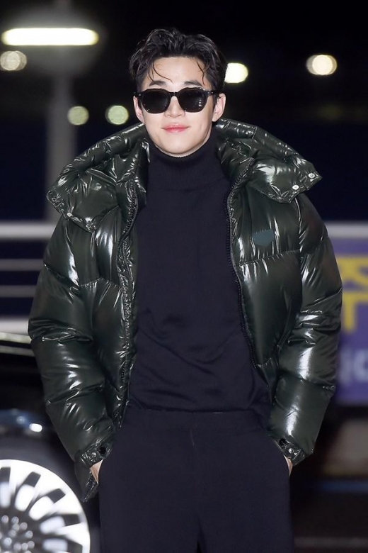 [★공항패션] 헨리, 여심 저격 비주얼 ‘멋짐 폴폴~’