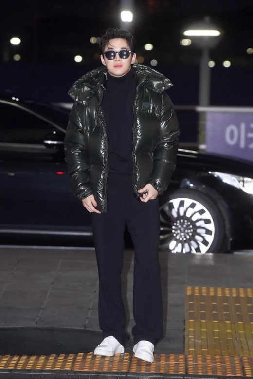 [★공항패션] 헨리, 여심 저격 비주얼 ‘멋짐 폴폴~’