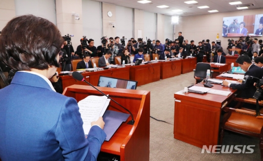 추미애 법무부 장관 후보자가 30일 서울 여의도 국회 법제사법위원회 회의장에서 열린 법무부장관 후보자 인사청문회에 출석해 발언을 하고 있다. /사진=뉴시스    