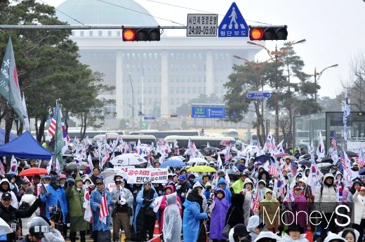 [머니S포토] '공수처법 표결 반대 집회'