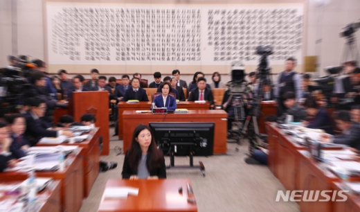 추미애 법무부 장관 후보자가 30일 서울 여의도 국회 법제사법위원회 회의장에서 열린 법무부 장관 후보자 인사청문회에 출석해 의원 질의를 듣고 있다. /사진=뉴시스  