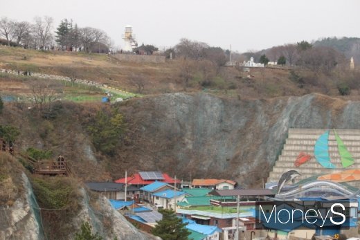 등기산공원과 절개지에 자리한 마을. /사진=박정웅 기자