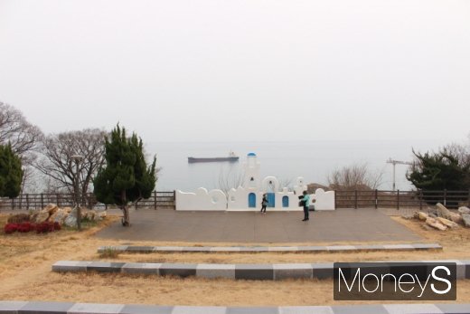 산토리니풍이 인상적인 등기산공원 포토존. /사진=박정웅 기자