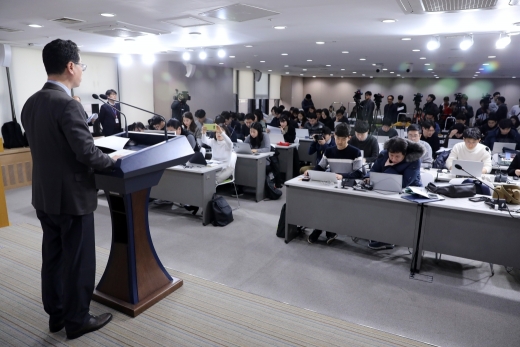 홍진배 과학기술정보통신부 통신정책관이 30일 정부서울청사에서 SK브로드밴드의 티브로드 합병 및 주식취득 인가에 대해 조건을 부과해 인가하기로 결정했다고 발표하고 있다 /사진=뉴스1
