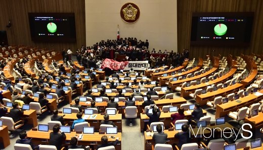 자유한국당 이주영 국회 부의장, 의장석 진입 시도(속보)