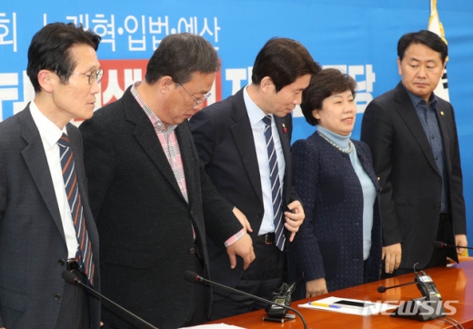 윤소하 정의당 원내대표(왼쪽부터) 유성엽 대안신당 창당준비위원장, 이인영 더불어민주당 원내대표, 조배숙 민주평화당 원내대표 김관영 바른미래당 최고위원 지난 8일 서울 여의도 국회에서 예산 및 패스트트랙 관련 4+1협의체 원내대표급 회동에 참석하고 있다. /사진=뉴시스  