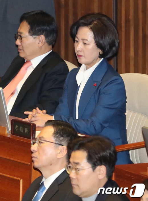 추미애 법무부 장관 후보자가 30일 오후 서울 여의도 국회 본회의장에서 열린 제374회 국회(임시회) 제1차 본회의에 참석하고 있다. /사진=뉴스1  