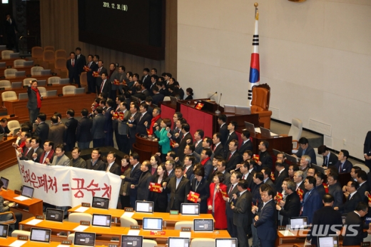 한국당 로텐더홀서 규탄대회 “공수처는 탄압의 도구”(속보)