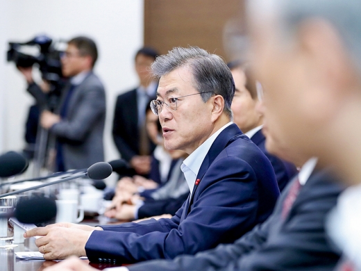문재인 대통령이 2017년 12월18일 청와대 여민관에서 수석보좌관회의를 주재하고 있다. 문 대통령은 이날 액티브엑스(Active X) 제거 추진계획을 논의했다. /사진=청와대