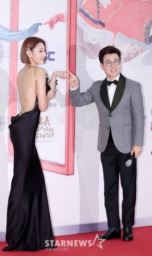 모델 한혜진이 지난 30일 '2019 MBC 연에대상'에서 파격 드레스 차림으로 눈길을 모았다. /사진=스타뉴스