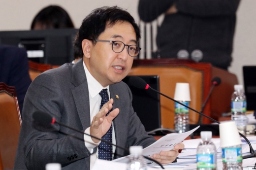 금태섭 더불어민주당 의원이 지난 30일 서울 여의도 국회에서 열린 추미애 법무부장관 후보자에 대한 인사청문회에서 질의를 하고 있다. /사진=뉴스1