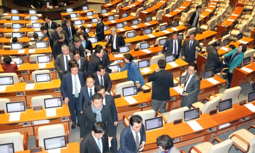 더불어민주당 소속 의원들이 지난 30일 서울 여의도 국회에서 열린 제 374회 국회(임시회) 제1차 본회의에서 고위공직자범죄수사처 설치 및 운영에 관한 법률안(공수처법)이 표결로 의결된 후 인사를 나누며 본회의장을 나서고 있다. /사진=뉴스1