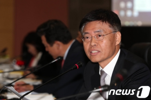 최교일 자유한국당의원이 지난해 10월 정부대전청사에서 열린 국회 기획재정위원회 관세청·조달청 대한 국정감사에서 질의를 하고 있다./사진=뉴스1