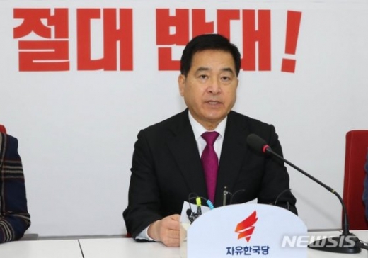 심재철 자유한국당 원내대표가 29일 서울 여의도 국회에서 기자회견을 열고 현안관련 발언을 하고 있다. /사진=뉴시스
