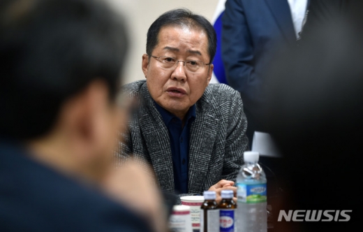 홍준표 자유한국당 전 대표는 고위공직자범죄수사처(공수처) 설치 법안이 국회 본회의를 통과하자 한국당이 의원직 총사퇴를 결의한 데 대해 "지도부 총사퇴하고 통합비대위나 구성하라"고 지적했다. /사진=뉴시스  