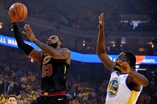 르브론 제임스(왼쪽)과 함께 NBA 파이널 무대에서 수없이 겨뤘던 골든스테이트 워리어스의 포워드 드레이먼드 그린. /사진=로이터