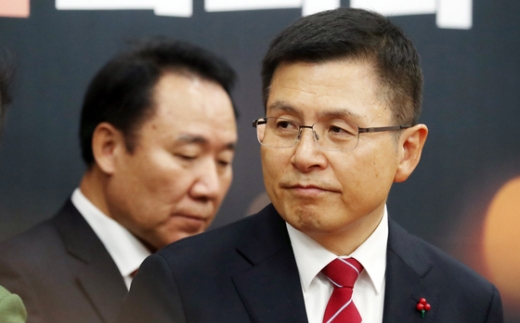 황교안 자유한국당 대표(오른쪽)와 염동열 인재영입위원장이 31일 서울 여의도 국회에서 열린 인재영입위원회의에 참석하고 있다. /사진=뉴스1