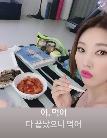 모델 한혜진이 분식 먹는 사진을 공개해 화제다. /사진=한혜진 인스타그램 캡처  
