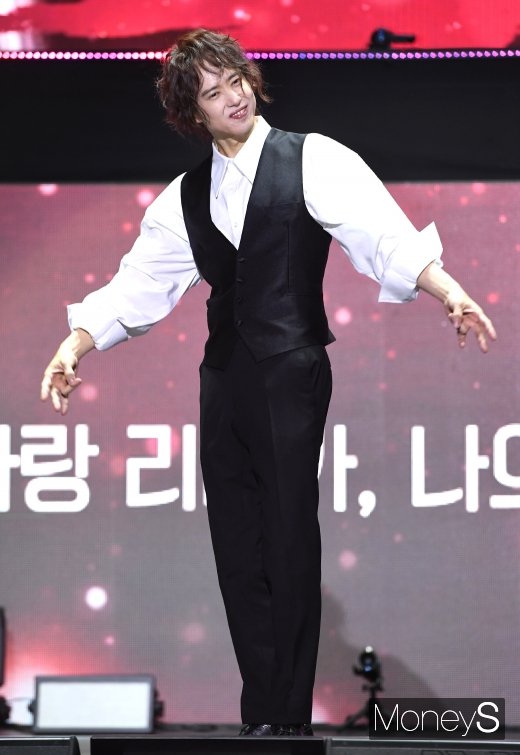 [머니S포토] 양준일 '독특한 손짓'