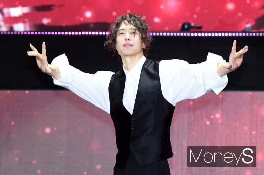[머니S포토] 양준일, 여심 흔드는 손짓