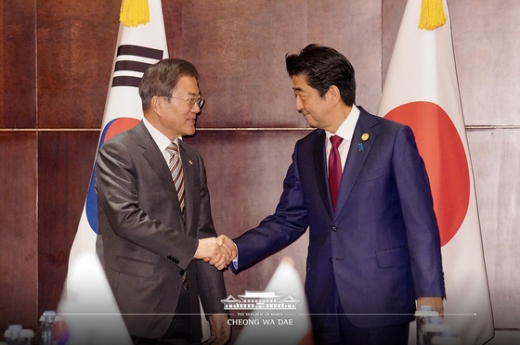 문재인 대통령(왼쪽)과 아베 신조 일본 총리가 지난 24일 중국 쓰촨성 청두 샹그릴라 호텔에서 열린 한일 정상회담에 앞서 악수하고 있다. /사진=뉴스1(청와대 제공)