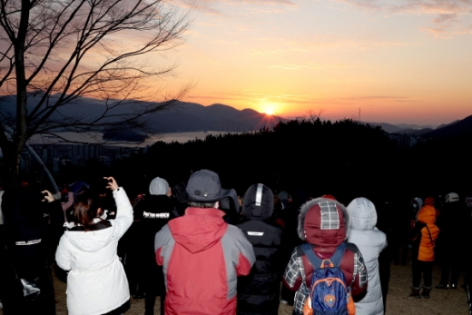 창원시 마산 만날재 지난해 새해 일출 전경./ 사진=창원시 제공.