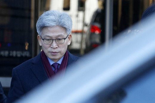 송병기 울산시 경제부시장이 31일 오후 서울 서초구 중앙지방법원에서 구속 전 피의자심문(영장실질심사)을 마친 후 호송차로 향하고 있다. /사진=뉴스1