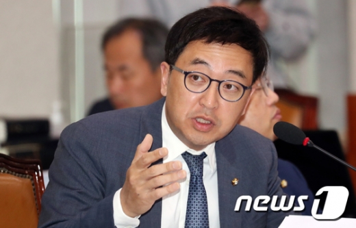 고위공직자범죄수사처(공수처) 설치법에 기권표를 행사해 정계에 파장을 몰고 온 금태섭 더불어민주당 의원. /사진=뉴스1
