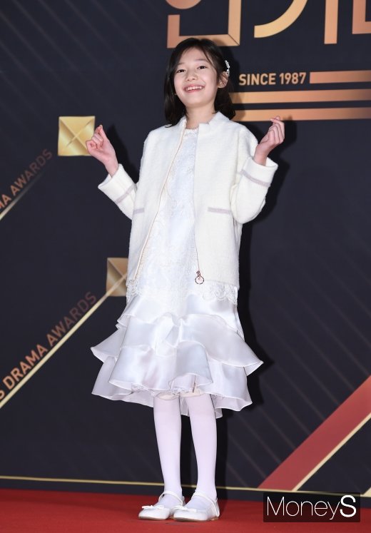 [머니S포토] 김수인 '삼촌팬 사로잡는 하트'