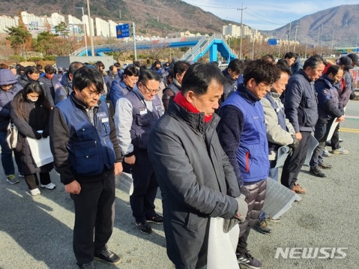 한국지엠 창원비정규직지회와 민중당 경남도당, 금속노조 경남지부, 민주노총 경남본부 관계자들은 2019년 11월6일 한국지엠 경남 창원공장 앞에서 비정규직 노동자들의 집단 해고에 반발하는 궐기대회를 열었다. /사진=뉴시스 강경국 기자