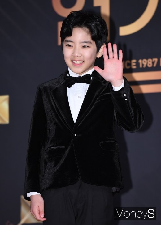 [머니S포토] 최승훈 '멋진 손인사'