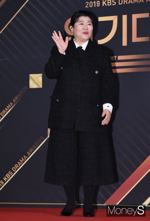 [머니S포토] 이정은, 편안하게 꾸민 패션