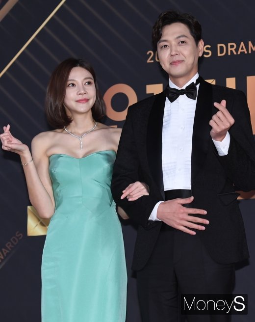 [머니S포토] 차예련·김흥수 '하트 뿅뿅'