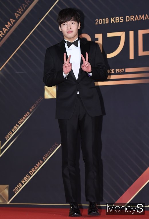 [머니S포토] 강하늘, 한껏 꾸민 패션(KBS 연기대상)