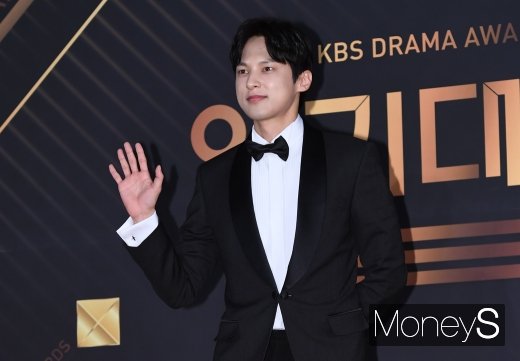 [머니S포토] 손인사 하는 윤선우