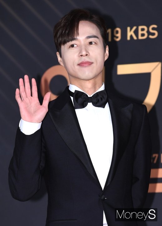 [머니S포토] 오민석, 여심 흔드는 손인사