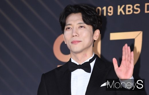 [머니S포토] 기태영 '오랜만에 시상식 나들이~'