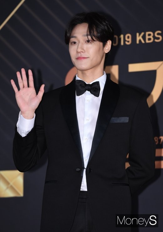 배우 이도현이 31일 오후 서울 영등포구 여의도 KBS 본관에서 열린 2019 KBS 연기대상 레드카펫 행사에 참석하고 있다. /사진=장동규 기자