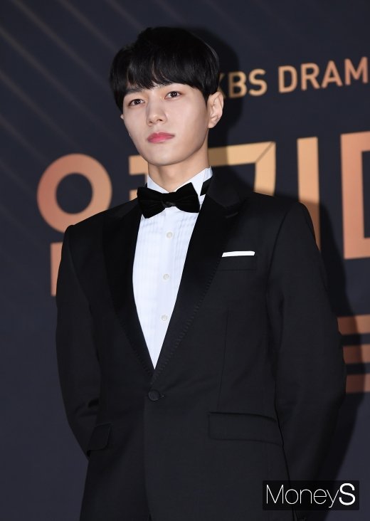 배우 김명수가 31일 오후 서울 영등포구 여의도 KBS 본관에서 열린 2019 KBS 연기대상 레드카펫 행사에 참석하고 있다. /사진=장동규 기자