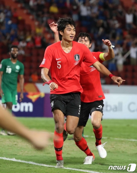 대한민국 U-23 축구대표팀 정태욱이 26일 오후(현지시각) 태국 방콕 라자망갈라 스타디움에서 열린 '2020 아시아축구연맹(AFC) U-23 챔피언십' 사우디 아라비아와의 결승전 연장 후반 7분 득점에 성공한 뒤 동료들과 기뻐하고 있다. /방콕(태국)=뉴스1 민경석 기자