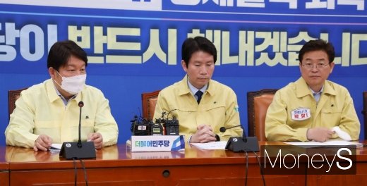 [머니S포토] 대구·경북 지원 논의하는 권영진-이인영-이철우