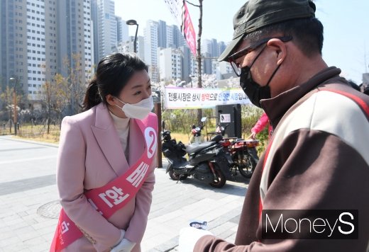 [머니S포토] 시민과 인사하는 배현진 후보