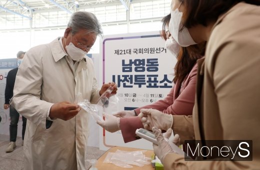 [머니S포토] 최불암 '투표 전 비닐장갑은 필수'