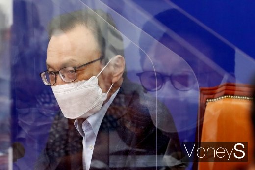 이해찬 더불어민주당 대표는 25일 국회에서 열린 서울·인천·경기 코로나19 긴급대책회의에서 "외국의 예를 보면 (사회적 거리두기) 3단계 격상은 사실상 준전시상황과 가깝고 일상생활 개념도 완전히 달라지게 된다. 따라서 그전에 (코로나19 재확산) 반드시 막아야한다"고 강조했다. 사진은 지난 24일 국회 본관 206호에서 열린 민주당 최고위원회의에서 발언하고 있는 이 대표. /사진=임한별 기자